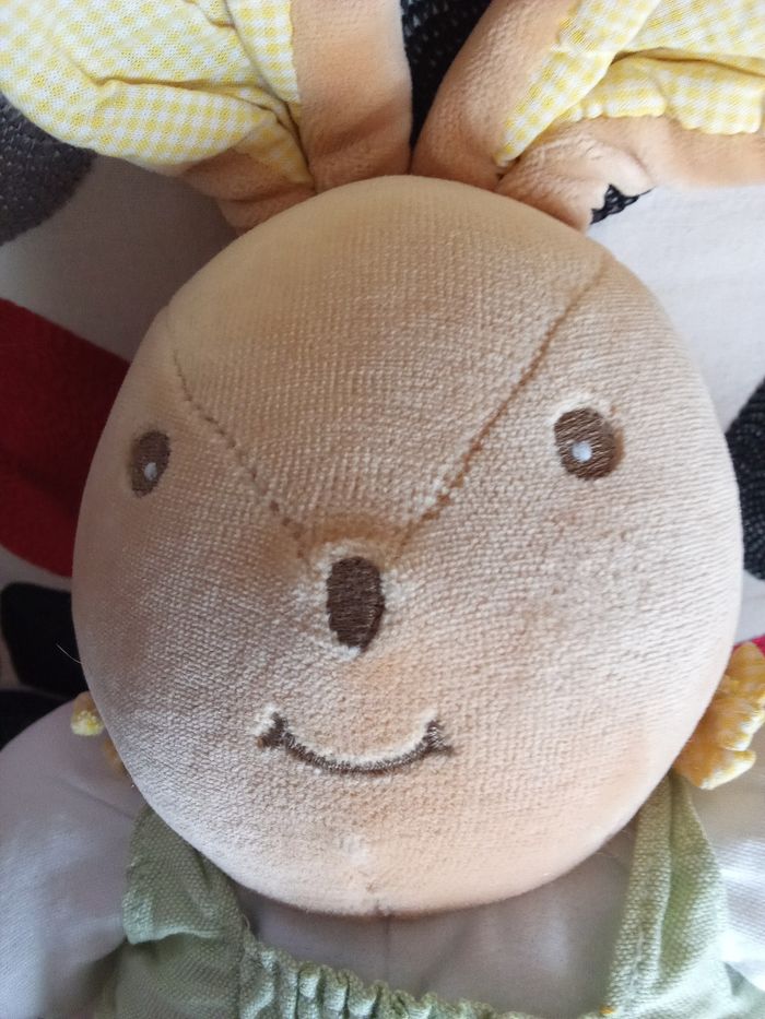 Doudou peluche lapin Takinou beige marron robe verte oiseau brodé vintage ancien tissu vichy jaune blanc intérieur oreilles en posture debout bras blancs lapine  d'occasion - photo numéro 9