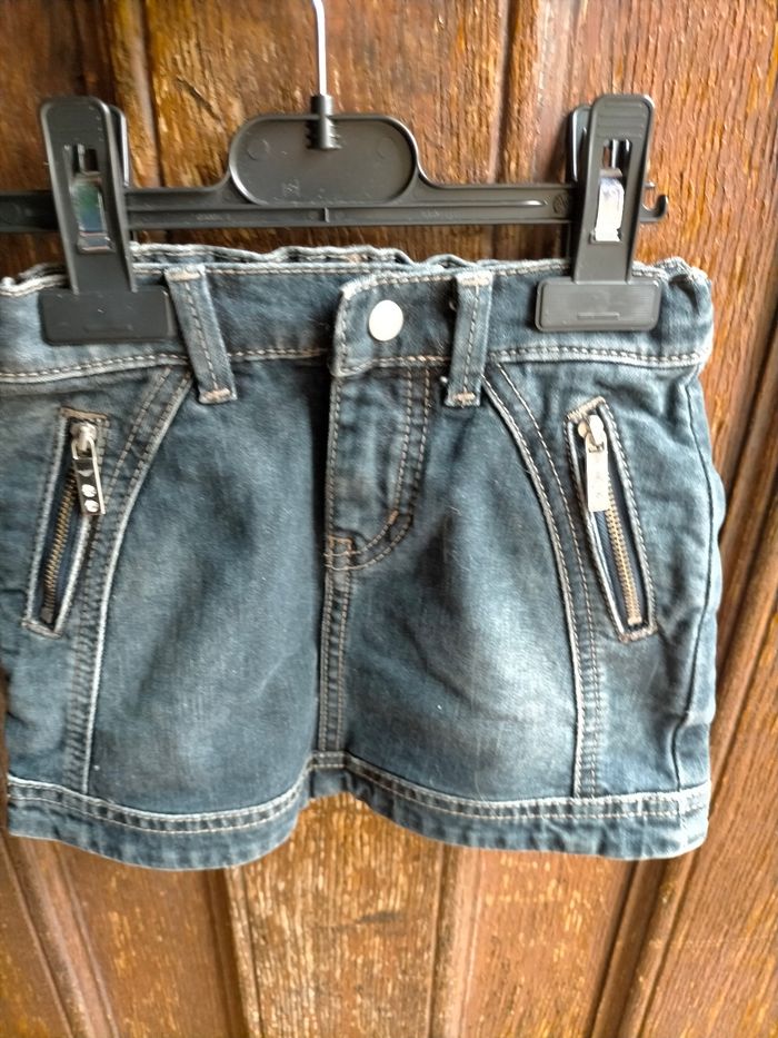 Très belle jupe Armani 2 ans