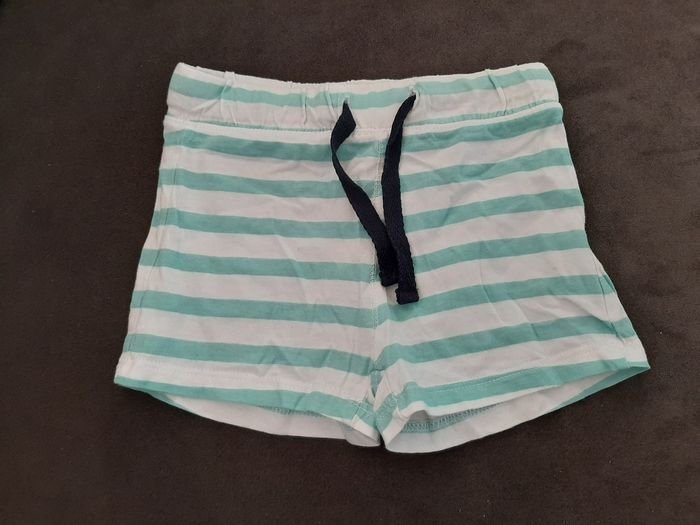 Short 6 mois neuf
