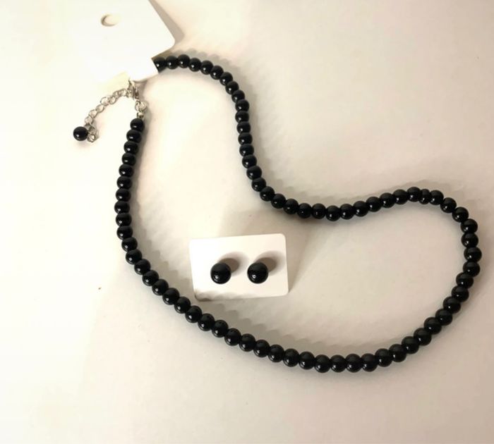 Parure collier en perles de verre noire + boucle d’oreilles offerte - photo numéro 2