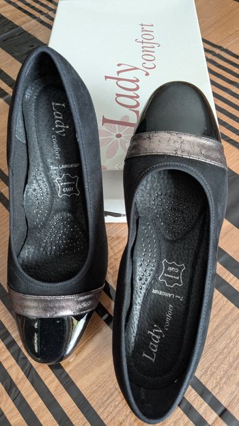 Escarpins noirs et gris, larges, première cuir.