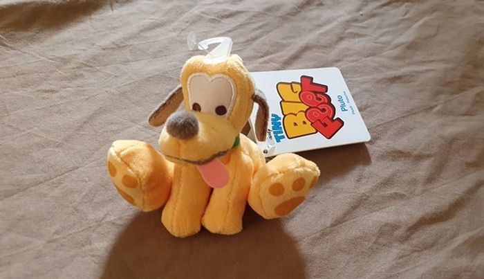 Pluto tiny big feet