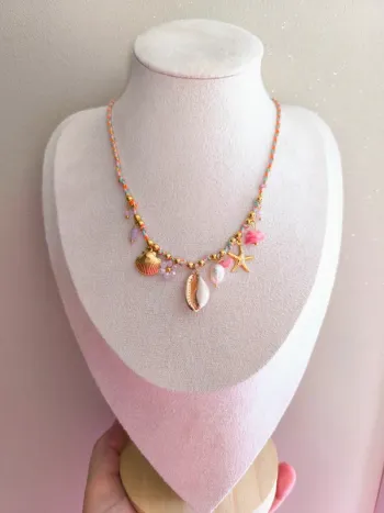 Collier doré et rose avec charms marins et fleur