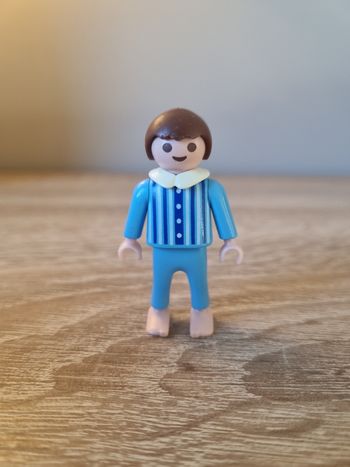 Personnage Playmobil - Petit garçon en pyjama bleu