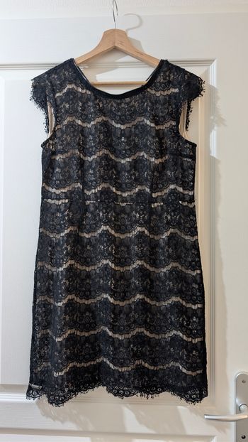 Robe noir beige en dentelle