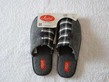 Jolis chaussons gris/noirs/blancs fantaisies neufs pour Homme Pointure : 43/44