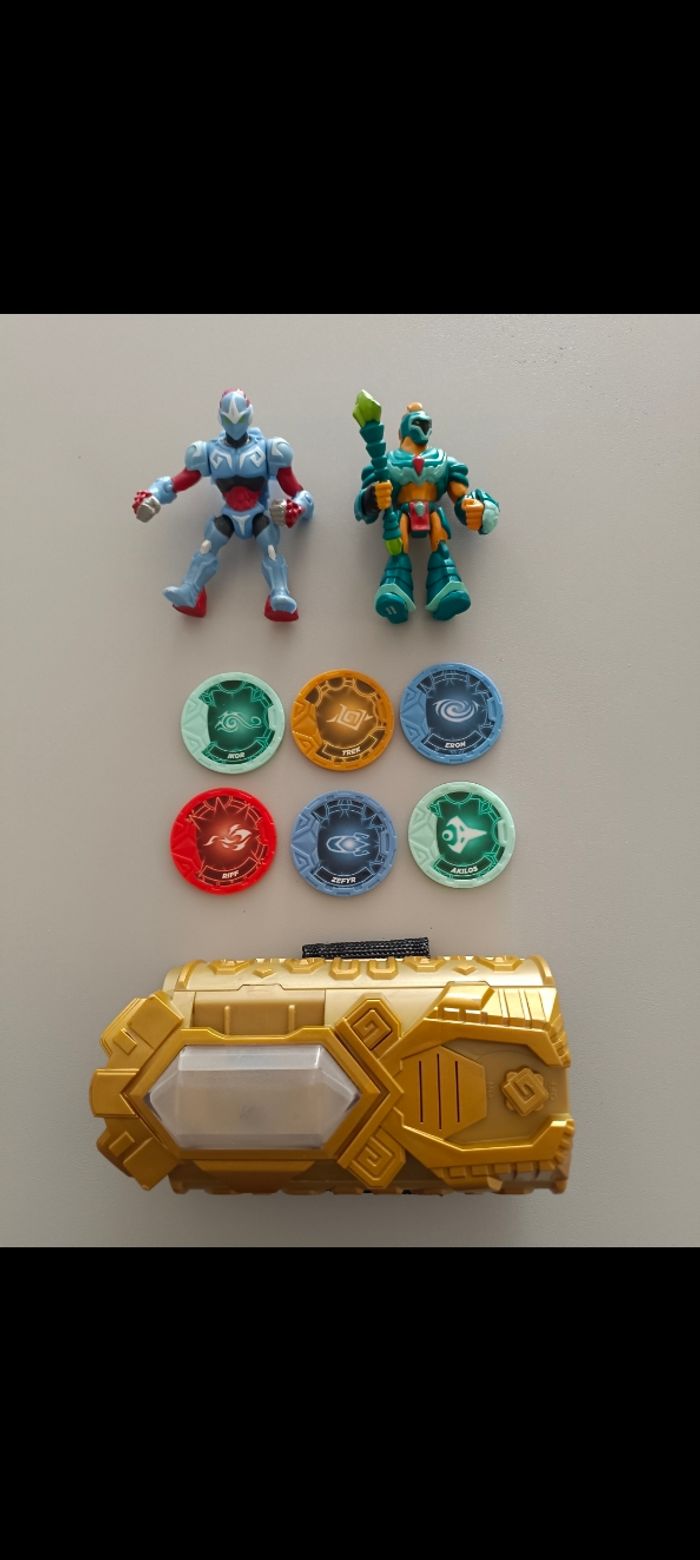 Bracelet Gormiti lumineux et sonore et 2 figurines articulées