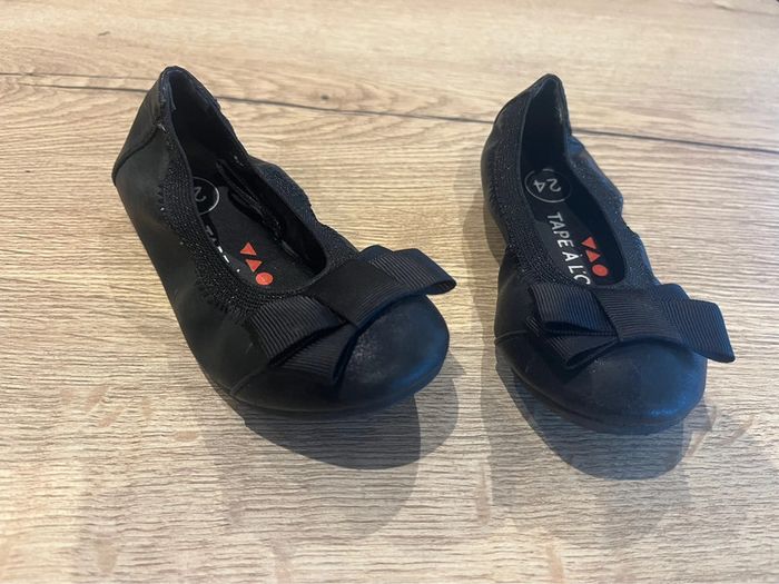 Ballerine noire tape à l’œil à noeud