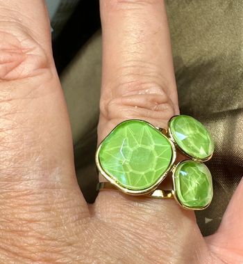 Bague réglable acier inoxydable or 3 pavés multi facettes verts