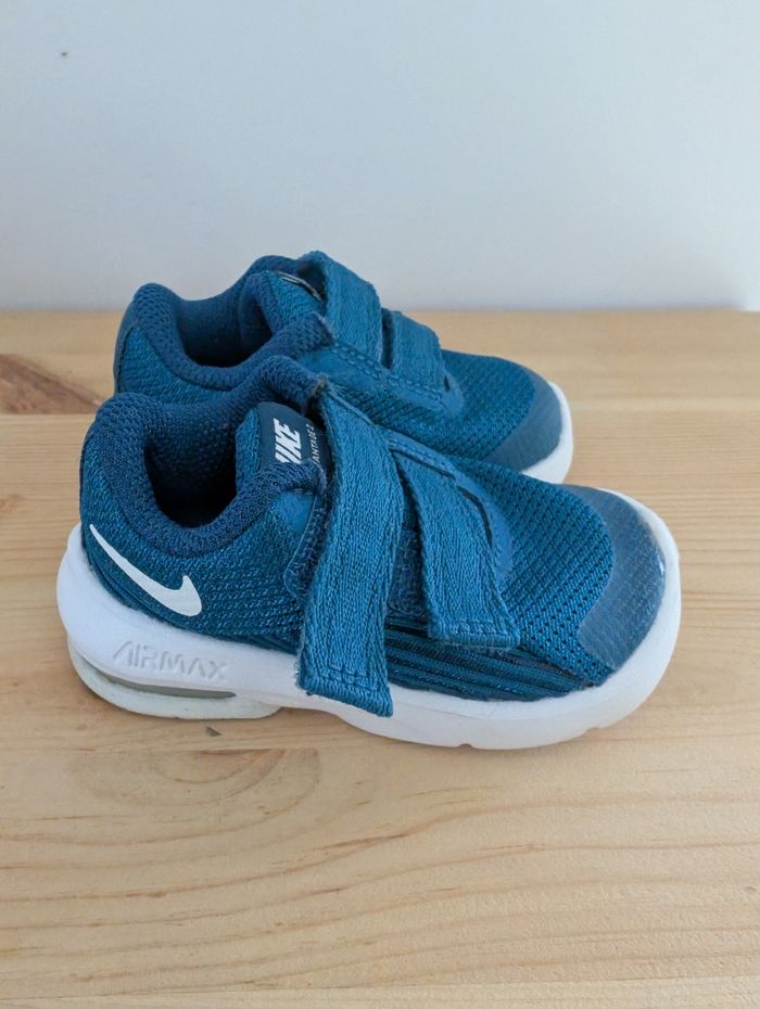 Baskets Nike Advantage 2 pointure 18,5