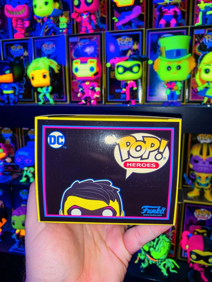 Funko Pop Blacklight DC Imperial Palace 377 Robin - photo numéro 5