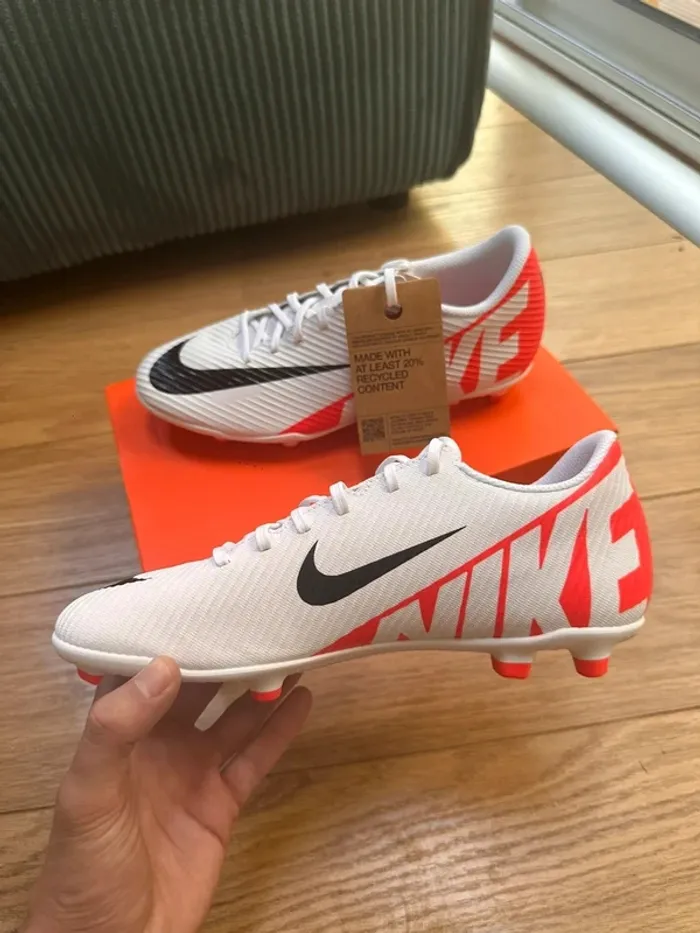 Nike Crampon Vapor 15 Club blanche et rouge - photo numéro 4