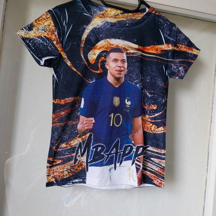 T-shirt Mbappe taille 4 ans neuf