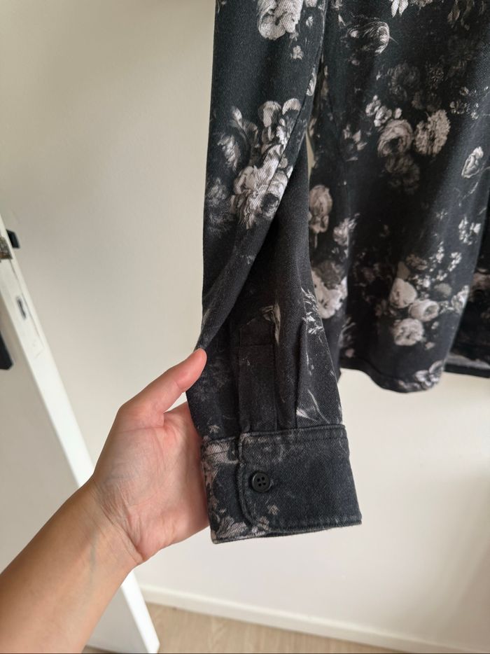 Chemise manches longues noir à motifs fleuri gris blanc H&M taille 36 S - photo numéro 2