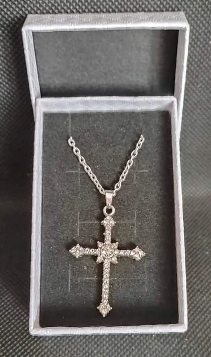 Collier argenté croix