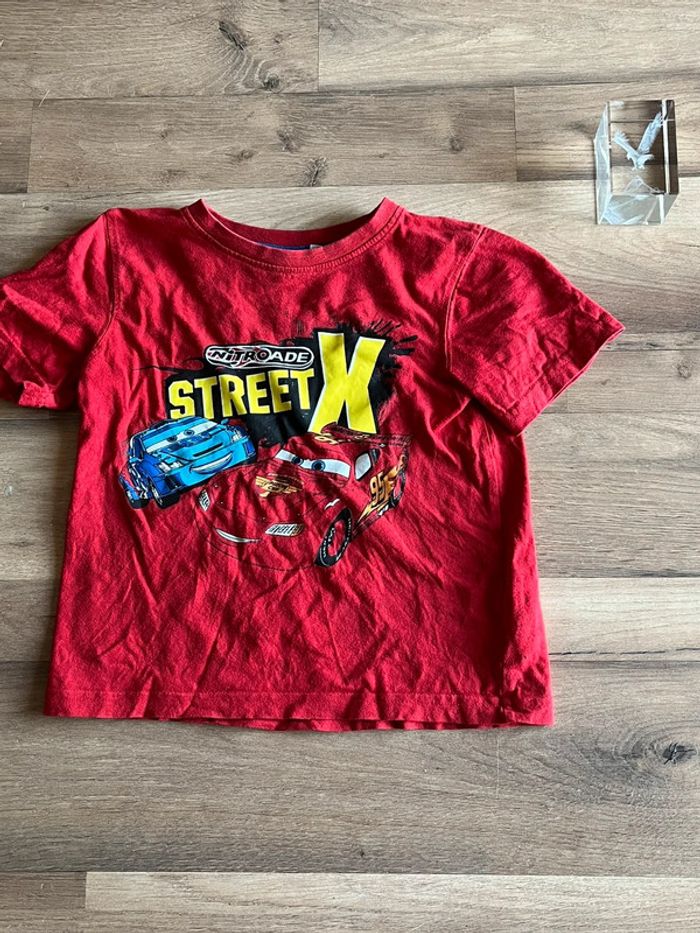 Je vend un tee shirt cars garçon taille 6 ans 116cm a 122cm tres bon état