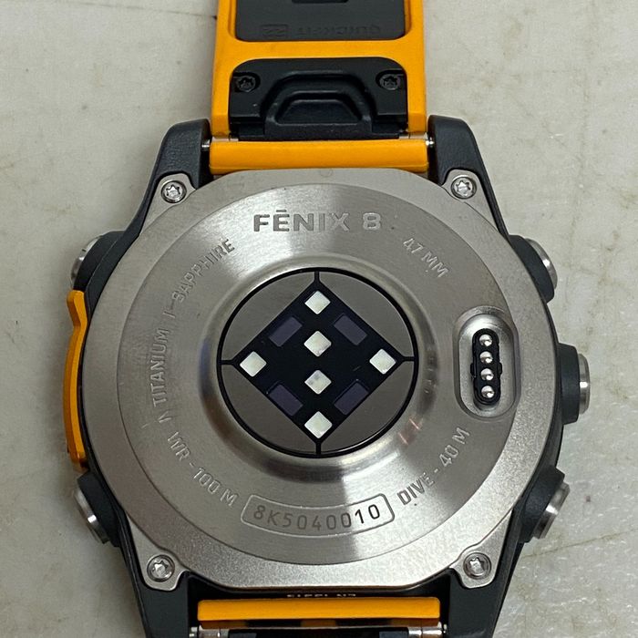 Montre connectée Garmin fenix 8 47 mm AMOLED saphir titane orange étincelant graphite - photo numéro 5