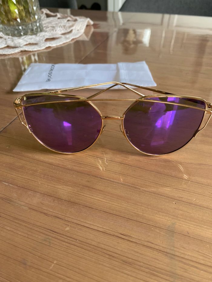 Lunettes de soleil avec verres violets et monture métal doré - photo numéro 4