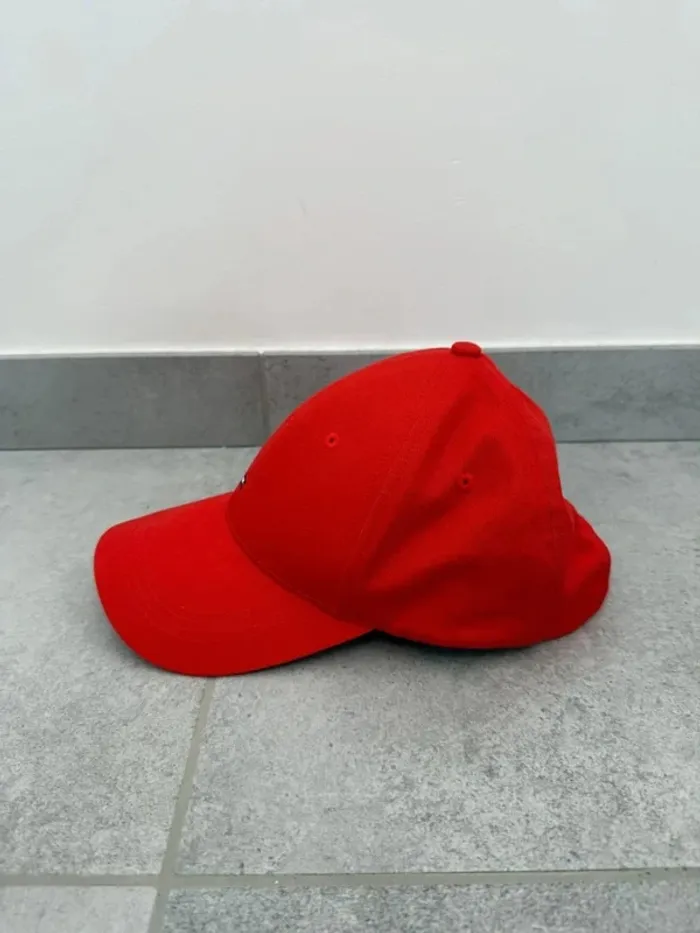 Casquette Tommy Hilfiger rouge logo brodé comme neuve - photo numéro 3