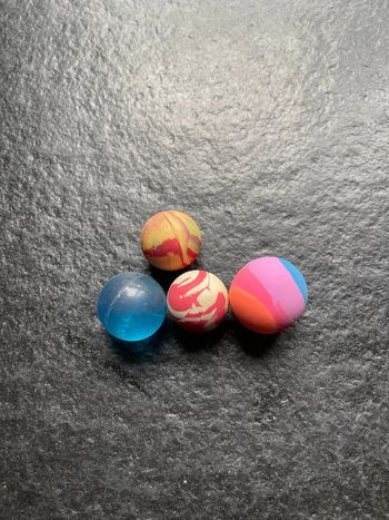 Lot de quatre balles rebondissantes