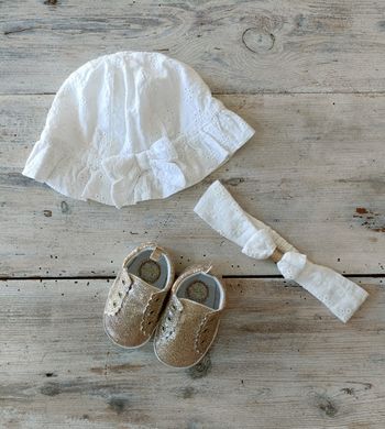 Chaussures, bandeau et chapeau