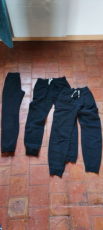 Lot de 3 pantalons de sport.  Un décathlon ( à gauce) et 2 de marque Kiabi
