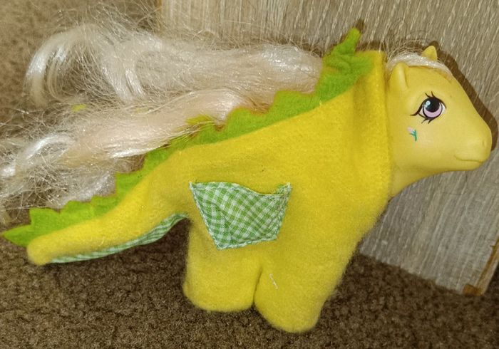 Figurine poney rosedust + costume déguisement dragon