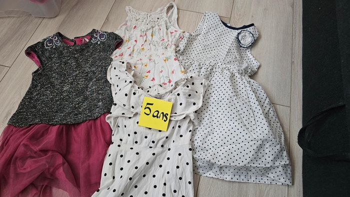 Lot de 4 robes et salopette été taille 5 ans