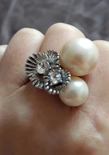 Très jolie bague avec perle
