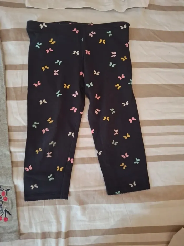 Lot 4 ans vêtements habits 2 ensembles pantalon pantacourt tee shirt - photo numéro 3