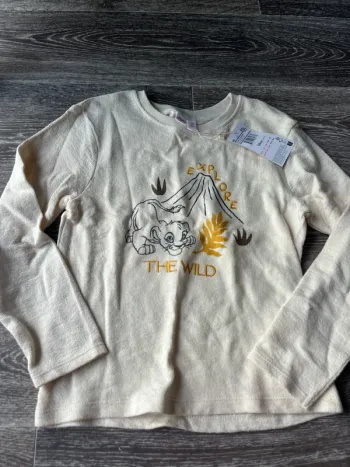 Pull neuf avec etiquette le roi lion 8 ans