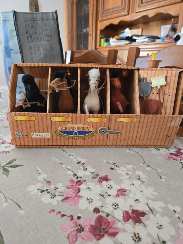 Coffret vintage Grand Derby – Écurie + 4 chevaux + accessoires – Années 80