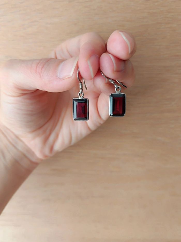 Boucles d'oreilles pendantes pierre grenat - photo numéro 3
