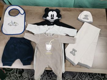 Lot de bodys et accessoires pour bébé 56 cm-1 mois