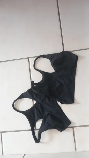 Lot de 2 brassières fille dim noire en 12 ans tbe