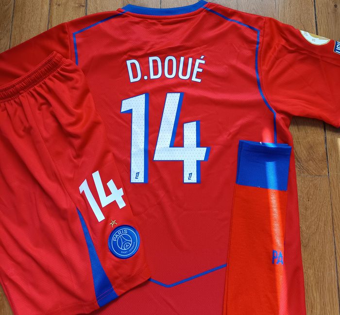 Maillot PSG football taille 12 ans modèle D.Doué rouge 2026