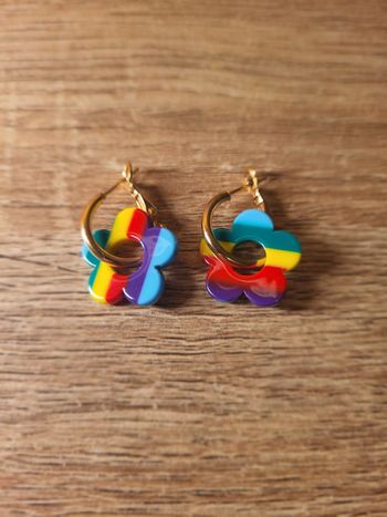 Boucles d’oreilles créoles – Pampille fleur multicolore