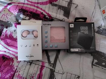 Écouteurs sans fil et enceinte 