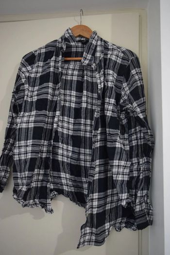 chemise à carreaux blanche et noire