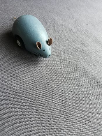 Jouet souris grise en bois