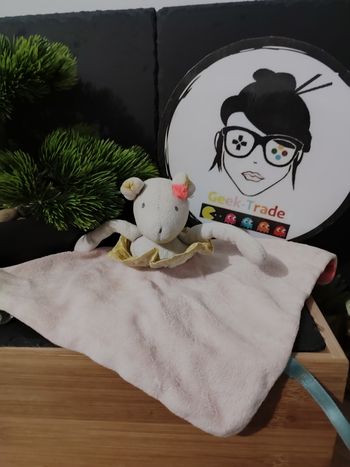 Doudou plat souris mademoiselle et ribambelle moulin roty rose crème jaune pois