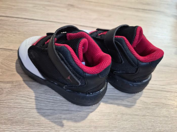 Baskets Jordan montantes noir blanche et rouge, pointure 22 - photo numéro 4