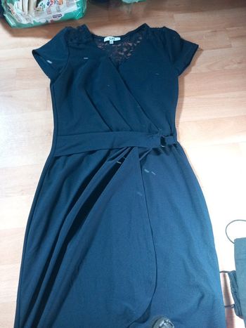 Vend robe femme dentelle sur le dos