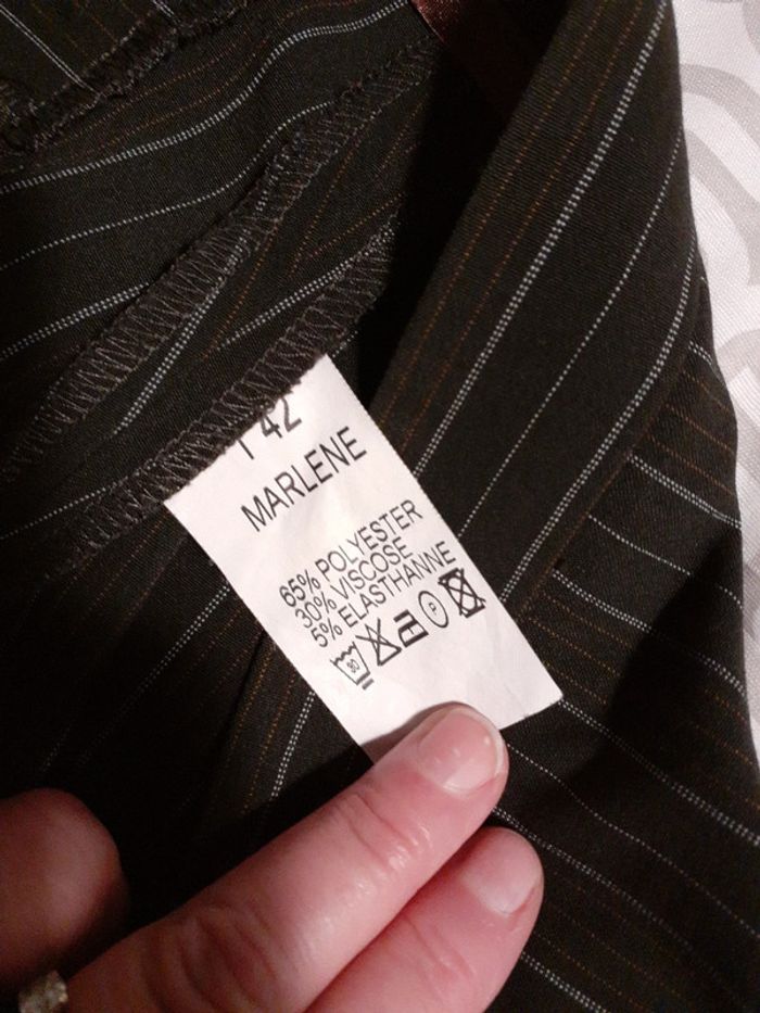 Pantalon court à fines lignes marron - photo numéro 4