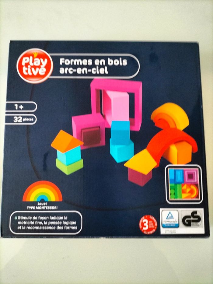 Formes en bois arc en ciel