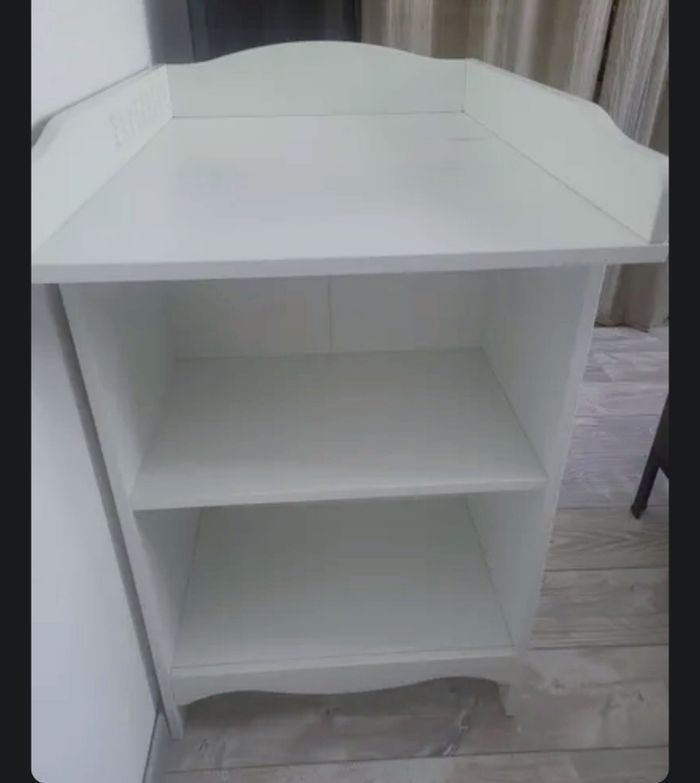 Table a langer + lot de rangement et poubelle