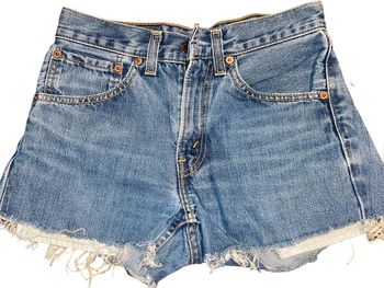 Short en jean#levi’s#taille 28x32 équivaut à un 34