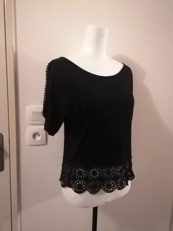 Top noir à dentelle