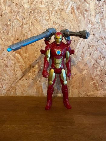 Figurine Marvel Iron Man avec 3 accessoires et 1 flèche
