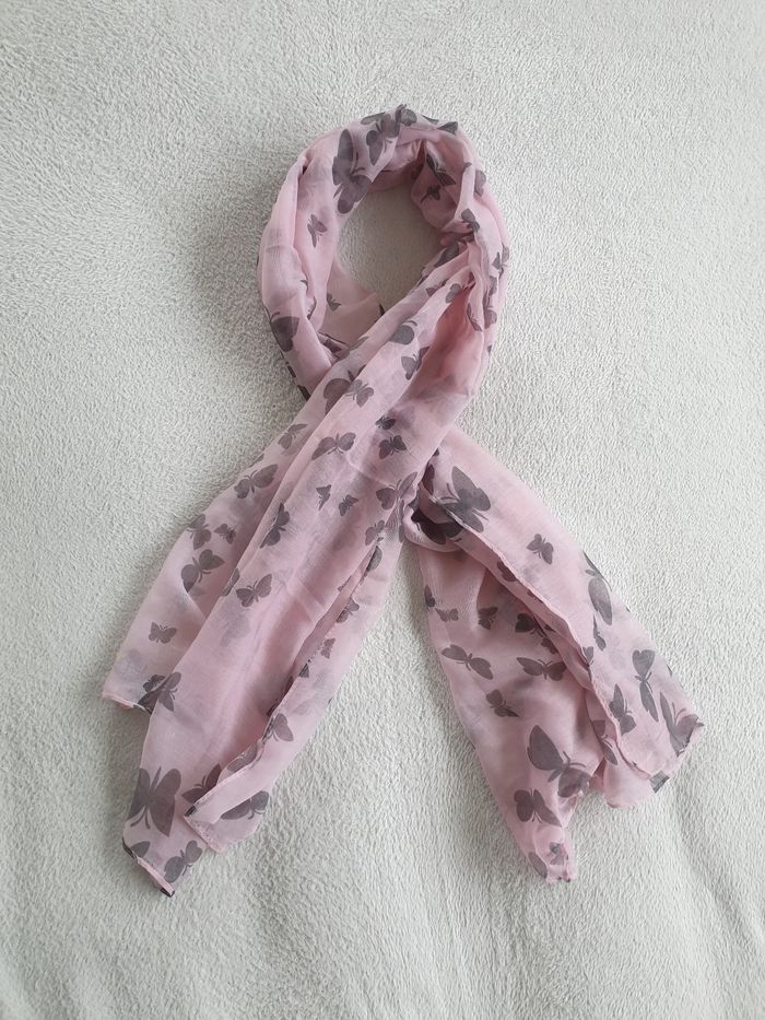 Foulard echarpe rose a papillons